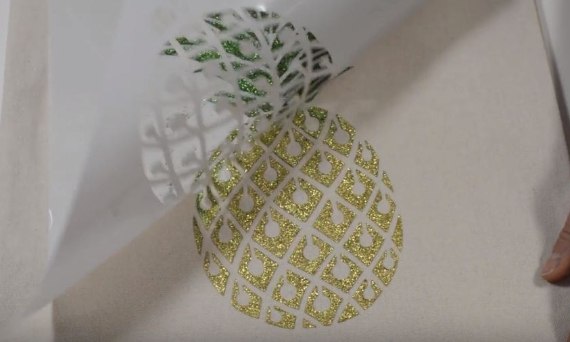 Ozdabianie torby z użyciem farby brokatowej - ananas